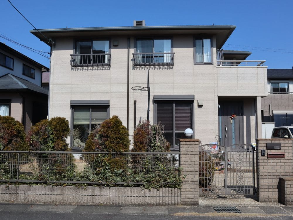 生駒市_Y様_全体_施工前3 生駒市の外壁塗装、屋根塗装をリペイント匠が施工した写真