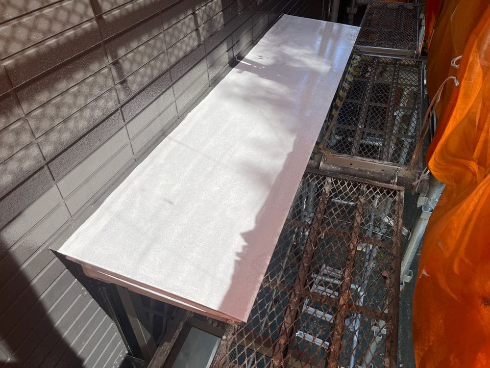 生駒市郡山町F様_下塗り_庇 生駒市 外壁塗装 リペイント匠