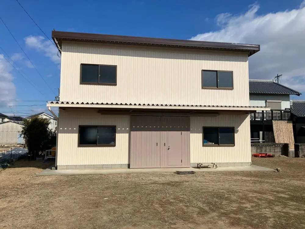 M様(生駒市住吉)-1 生駒市|倉庫塗装を明るく一新|アフターフォローも充実で安心です