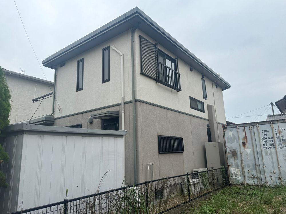 K様(奈良市石塚町)施工前_外壁全体 (2) ■奈良市の外壁屋根塗装をした例 奈良市の外壁塗装をリペイント匠が施工した写真