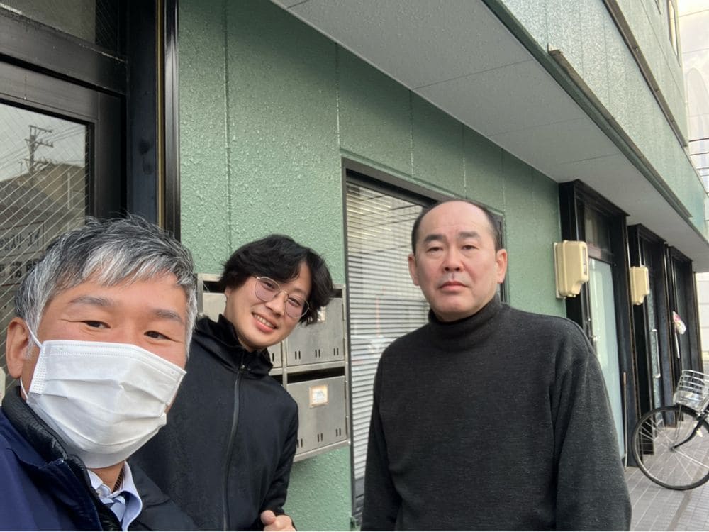 K様(奈良市)2ショット写真 奈良市|会社ビルの外壁&防水│施工中も営業でき、丁寧な仕上がりに満足です