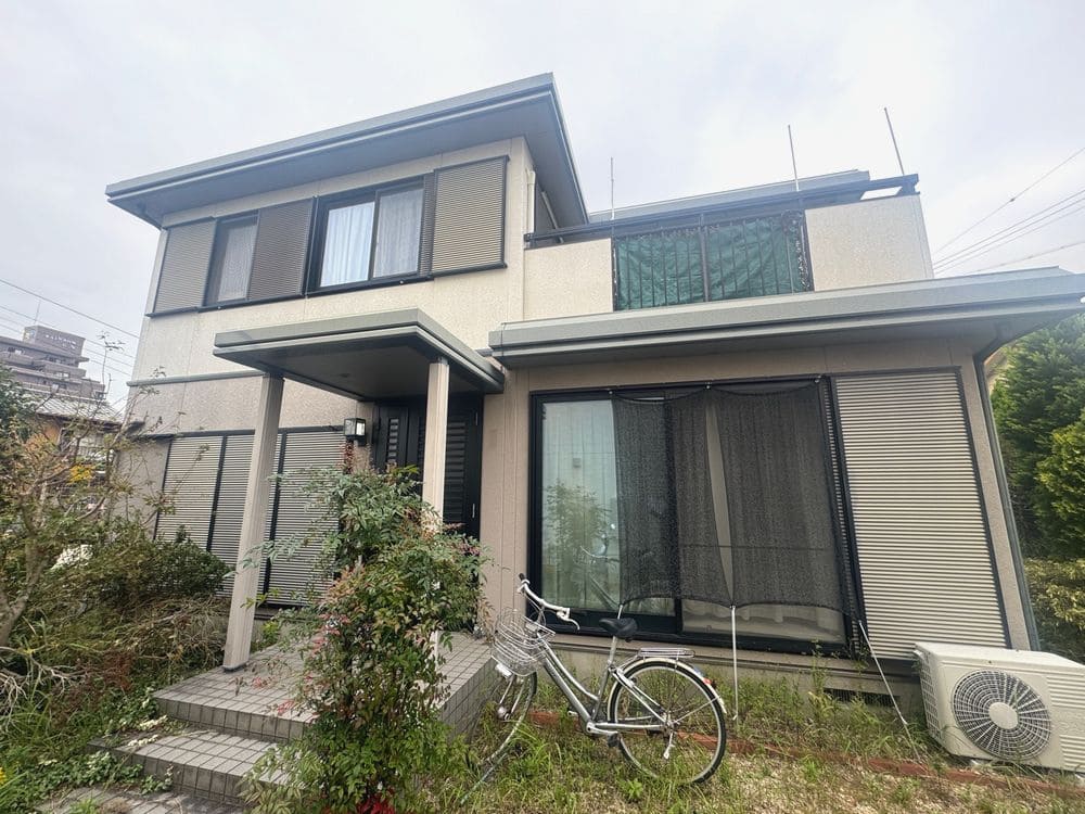 K様(奈良市石塚町)施工前_外壁全体 (3) ■奈良市の外壁屋根塗装をした例 奈良市の外壁塗装をリペイント匠が施工した写真