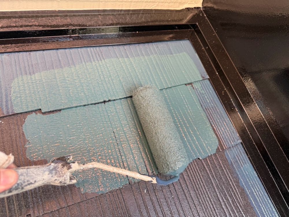 津 Ⅿ様 上塗り_屋根(上塗り1) 奈良市の外壁塗装、屋根塗装、防水工事をリペイント匠が施工した写真