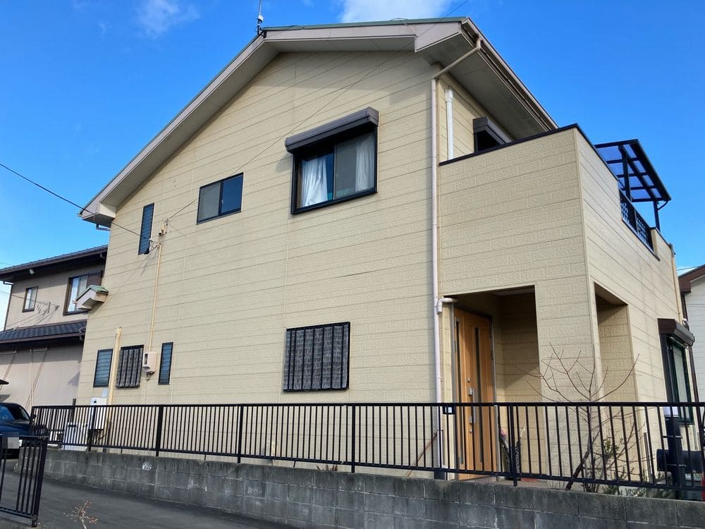 U様(津)施工前_外壁全体 (2) 奈良市の外壁塗装、防水工事をリペイント匠が施工した写真