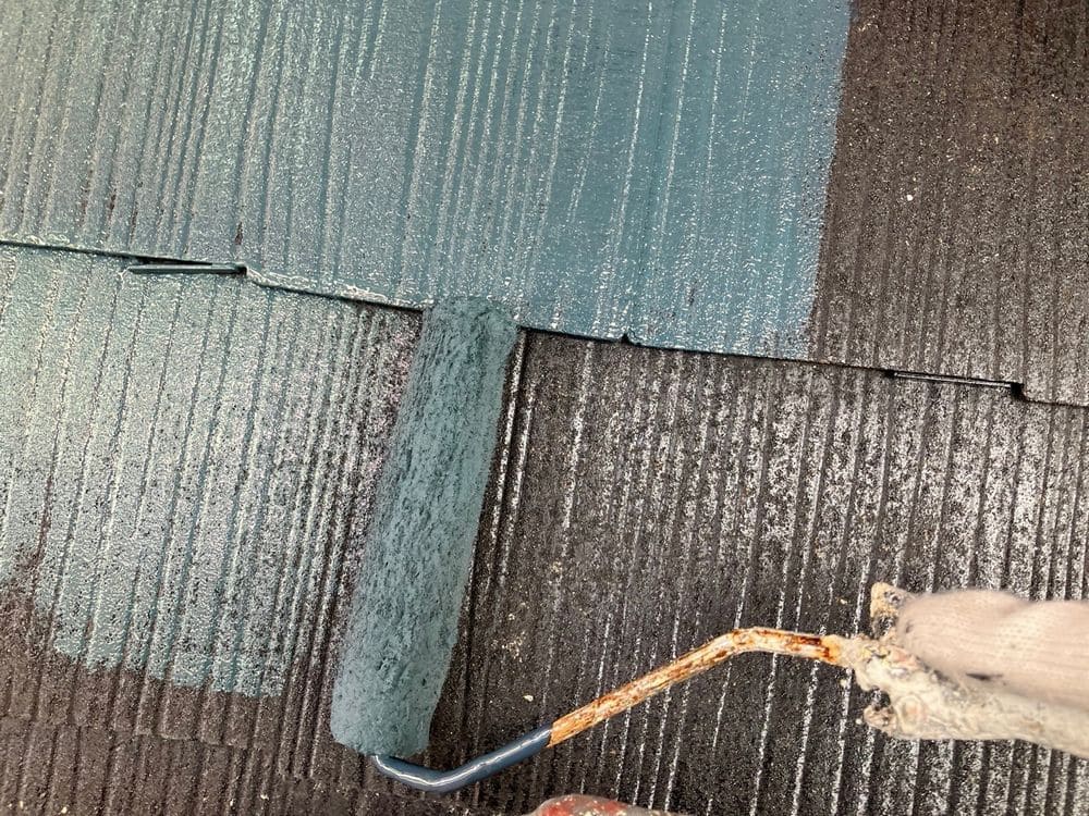 津 Ⅿ様 中塗り_屋根(中塗り1) 奈良市の外壁塗装、屋根塗装、防水工事をリペイント匠が施工した写真