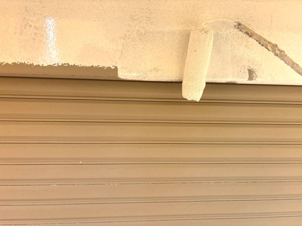N様(奈良市)シャッターボックス(下塗り) 奈良市の外壁塗装をした例 奈良市の外壁塗装をリペイント匠が施工した写真