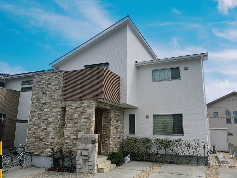 O様(生駒市東旭が丘)施工後_外壁全体 (3) 生駒市の外壁塗装、屋根塗装をリペイント匠が施工した写真