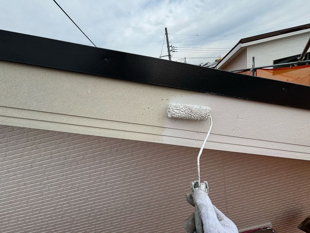 O様(生駒市東旭が丘)破風(中塗り) 生駒市の外壁塗装、屋根塗装をリペイント匠が施工した写真