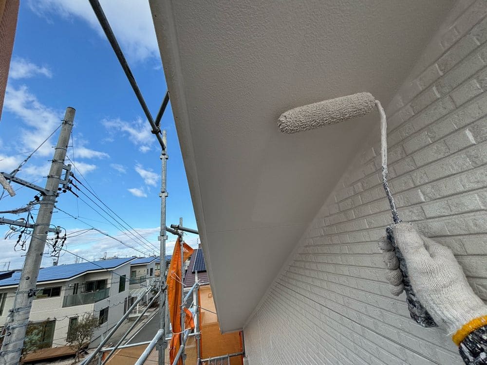O様(生駒市東旭が丘)軒天(上塗り) 生駒市の外壁塗装、屋根塗装をリペイント匠が施工した写真