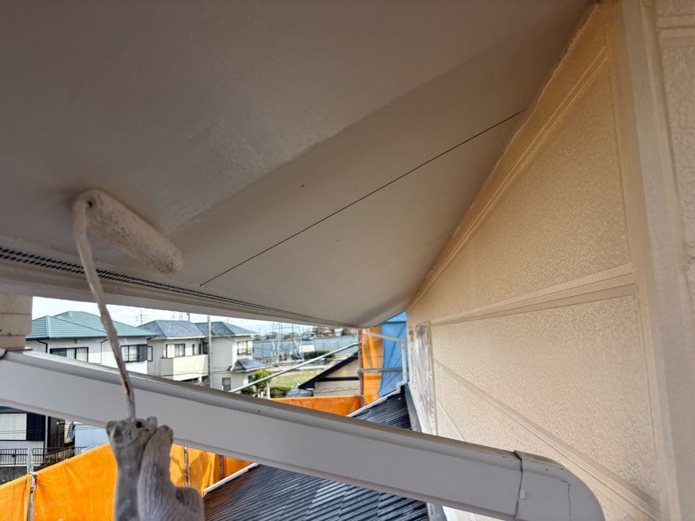 K様(久居)軒天(上塗り) 奈良市の外壁塗装、屋根塗装をリペイント匠が施工した写真