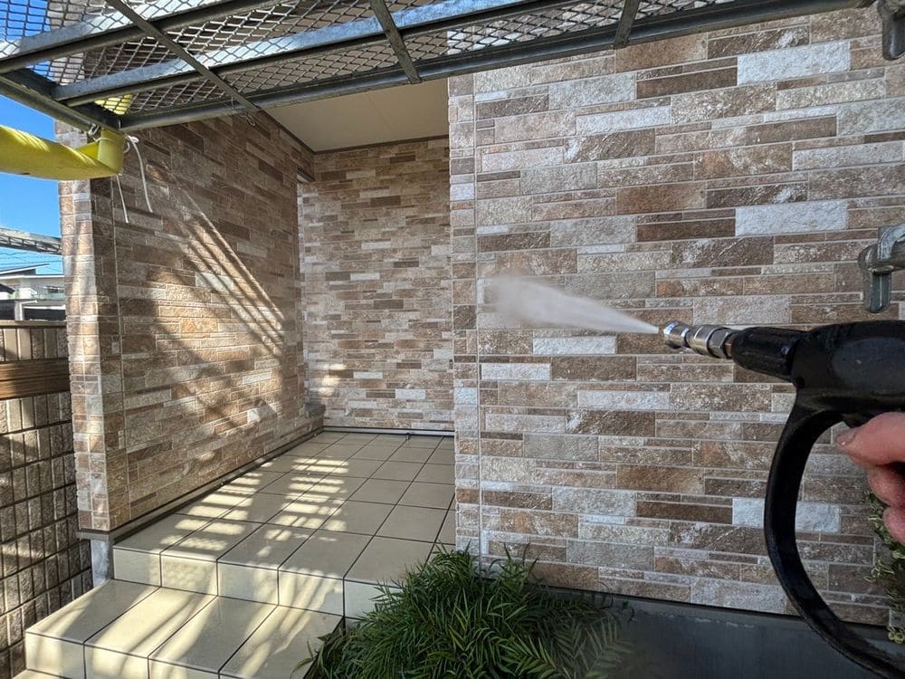 O様(生駒市東旭が丘)高圧洗浄(外壁) 生駒市の外壁塗装、屋根塗装をリペイント匠が施工した写真