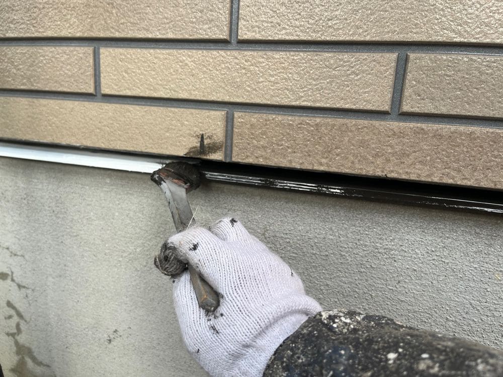 S様(生駒市野町中)水切り(中塗り) 生駒市の外壁塗装、屋根塗装をリペイント匠が施工した写真
