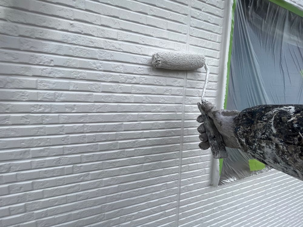 O様(生駒市東旭が丘)外壁(上塗り1) 生駒市の外壁塗装、屋根塗装をリペイント匠が施工した写真