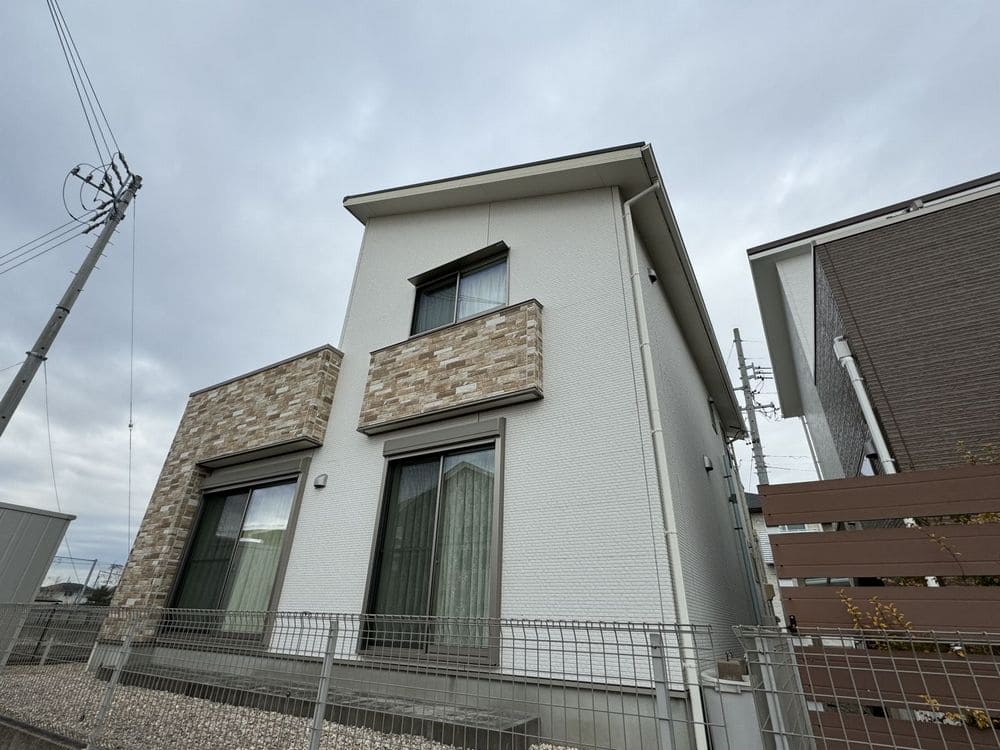 O様(生駒市東旭が丘)施工前_外壁全体 (2) 生駒市の外壁塗装、屋根塗装をリペイント匠が施工した写真