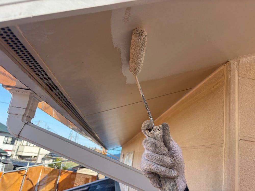 K様(久居)軒天(中塗り) 奈良市の外壁塗装、屋根塗装をリペイント匠が施工した写真