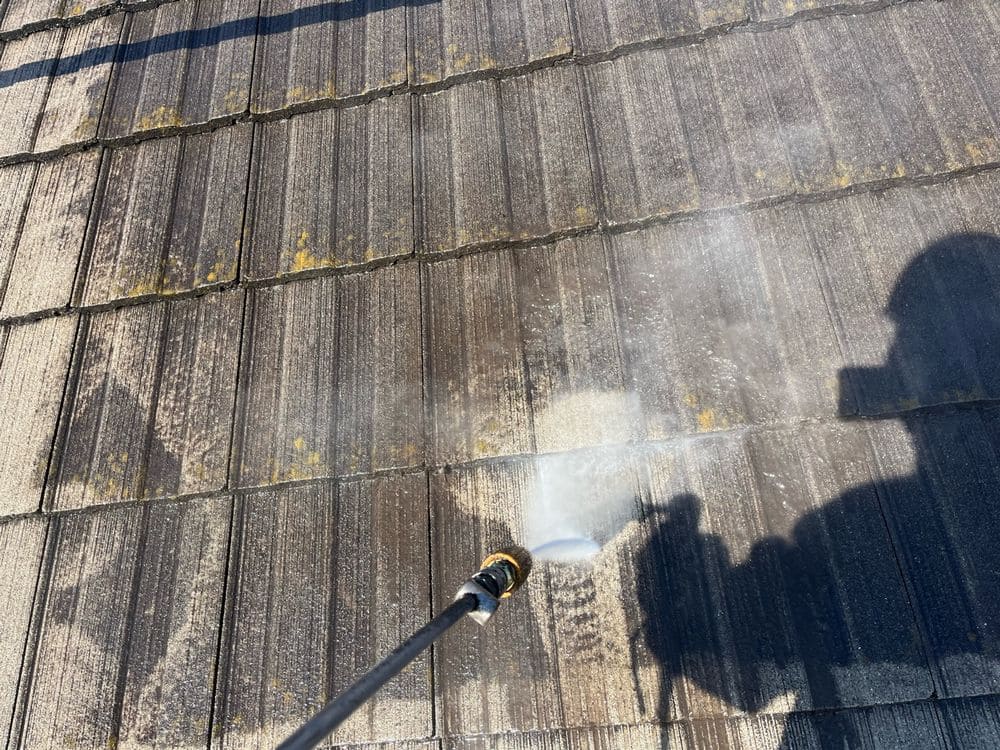 S様(生駒市野町中)高圧洗浄(屋根) 生駒市の外壁塗装、屋根塗装をリペイント匠が施工した写真