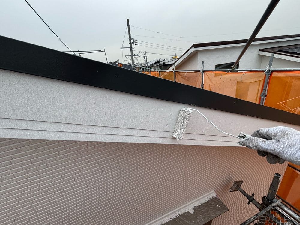 O様(生駒市東旭が丘)破風(上塗り) 生駒市の外壁塗装、屋根塗装をリペイント匠が施工した写真
