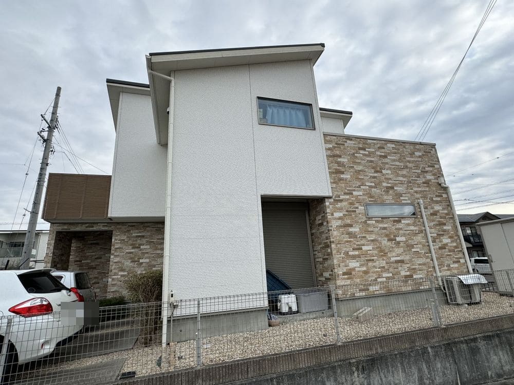 O様(生駒市東旭が丘)施工前_外壁全体 (3) 生駒市の外壁塗装、屋根塗装をリペイント匠が施工した写真