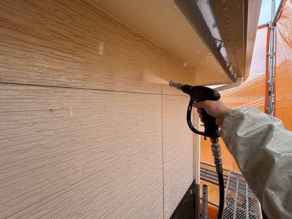 M様(生駒市)高圧洗浄(外壁) 生駒市の外壁塗装、屋根塗装をリペイント匠が施工した写真