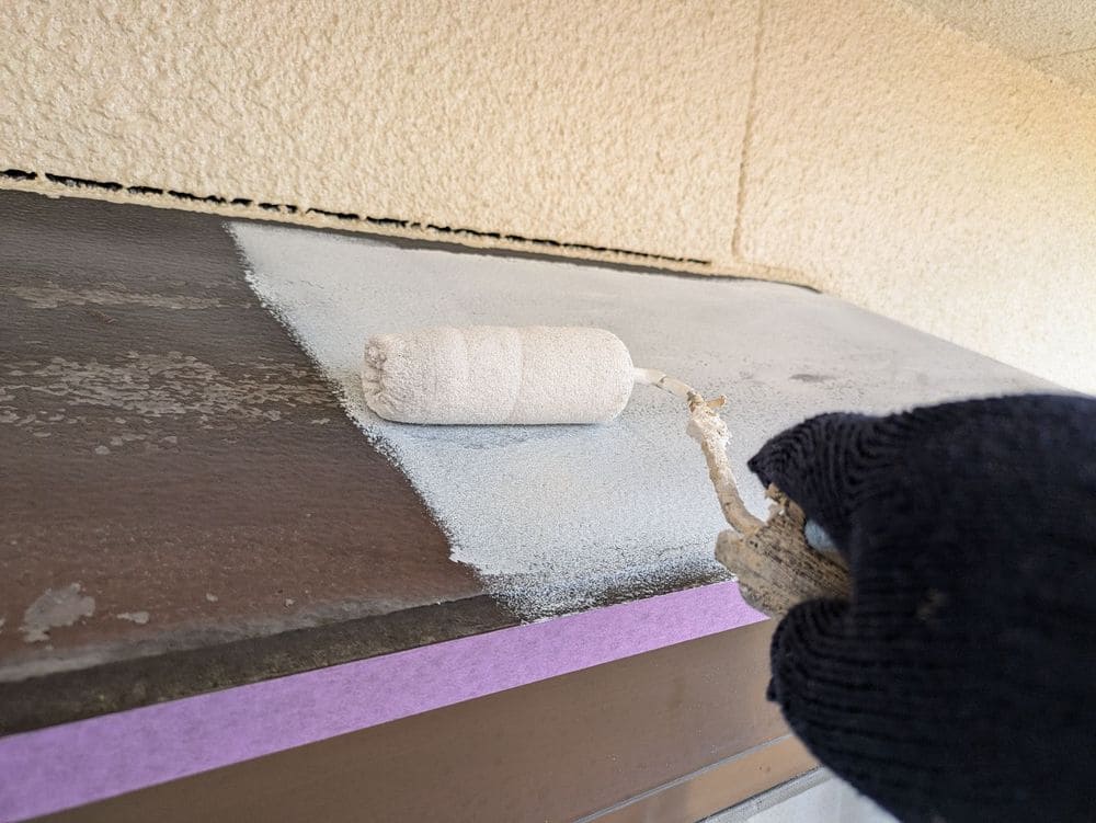 O様(津)庇(下塗り) 奈良市の外壁塗装、屋根塗装をリペイント匠が施工した写真