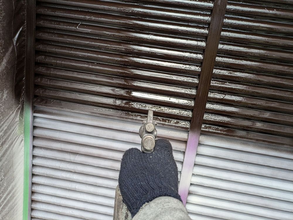 O様(津)雨戸(中塗り) 奈良市の外壁塗装、屋根塗装をリペイント匠が施工した写真