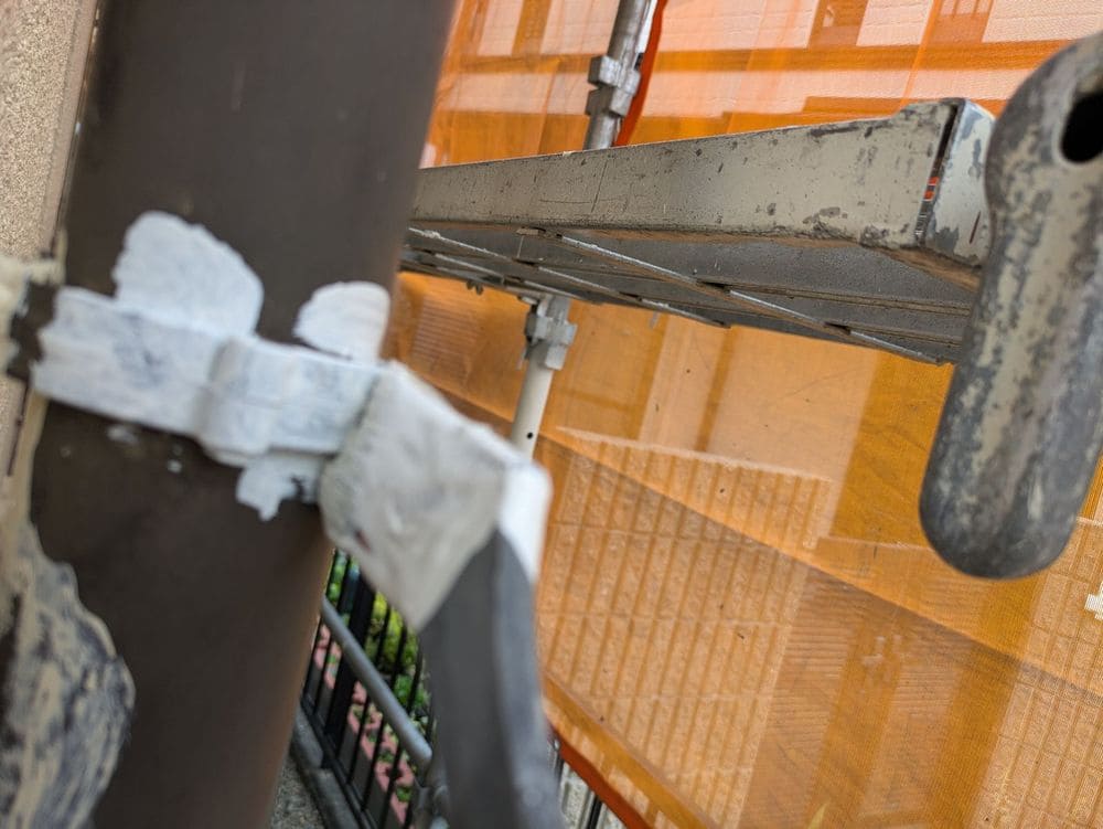 O様(津)樋(下塗り) 奈良市の外壁塗装、屋根塗装をリペイント匠が施工した写真