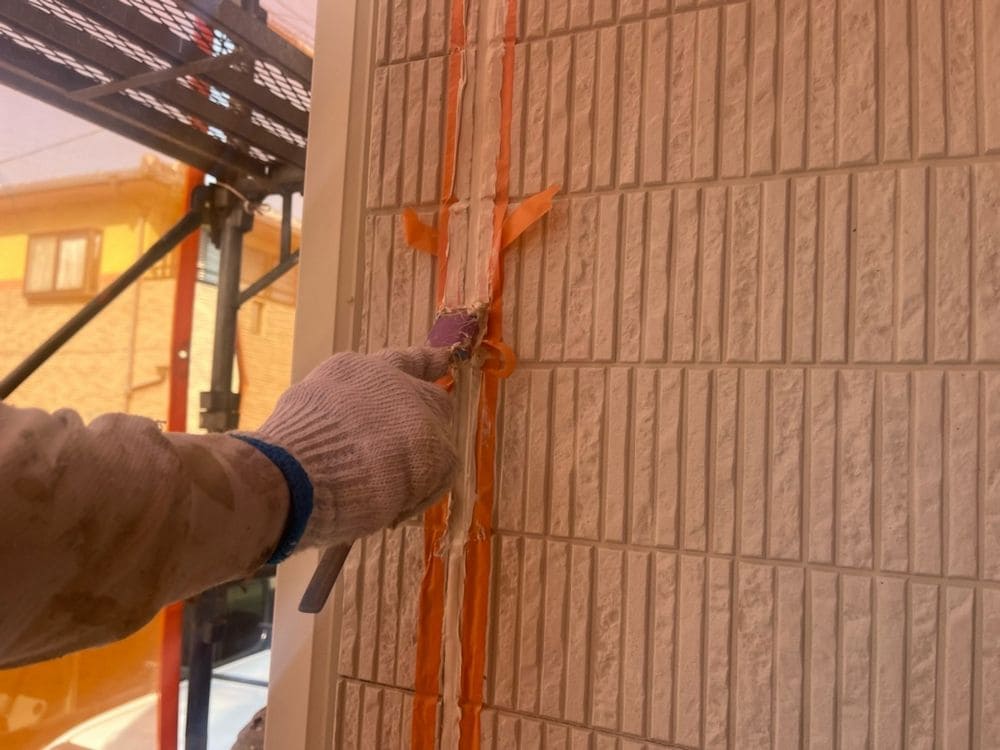 O様(生駒市阿古曽町)シール(打ちならし) 生駒市の外壁塗装、屋根塗装をリペイント匠が施工した写真