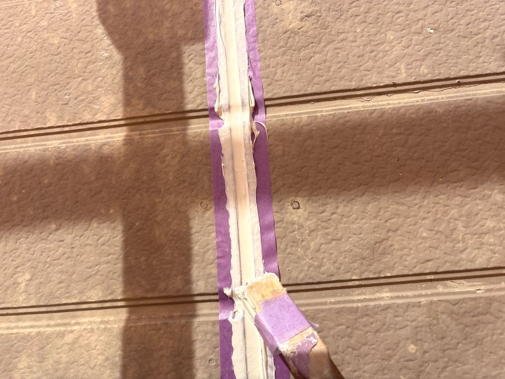 T様(奈良市) シール(打ちならし) 奈良市の外壁屋根塗装をリペイント匠が施工した写真