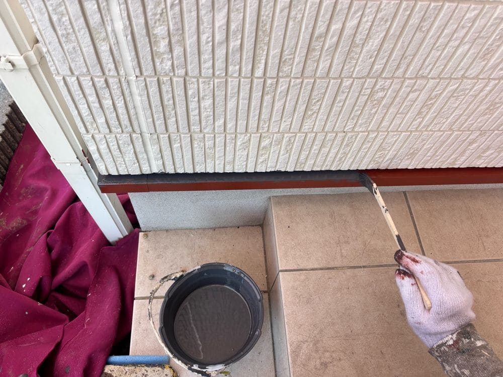 O様(生駒市阿古曽町)水切り(中塗り) 生駒市の外壁塗装、屋根塗装をリペイント匠が施工した写真