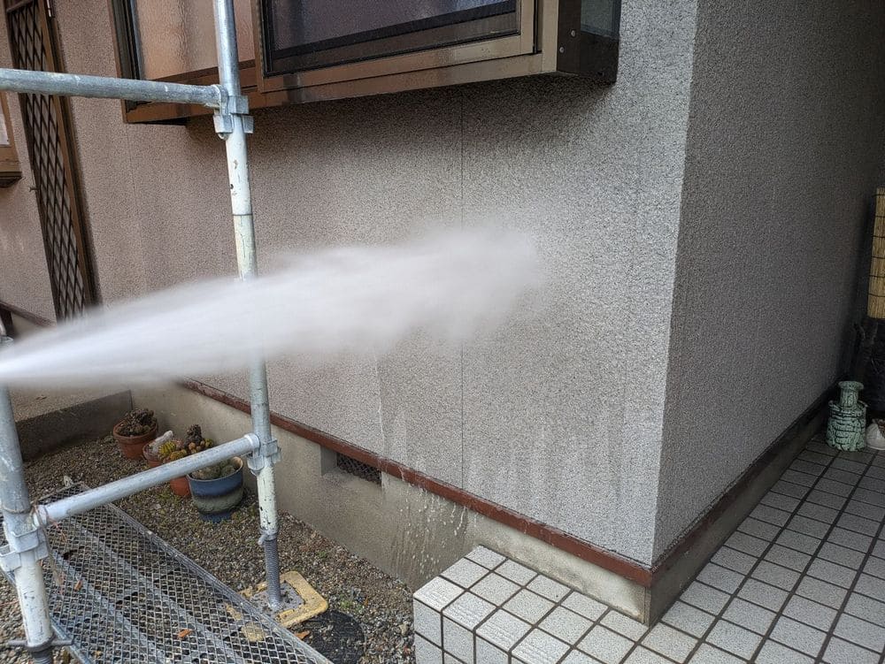 O様(津)高圧洗浄(外壁) 奈良市の外壁塗装、屋根塗装をリペイント匠が施工した写真