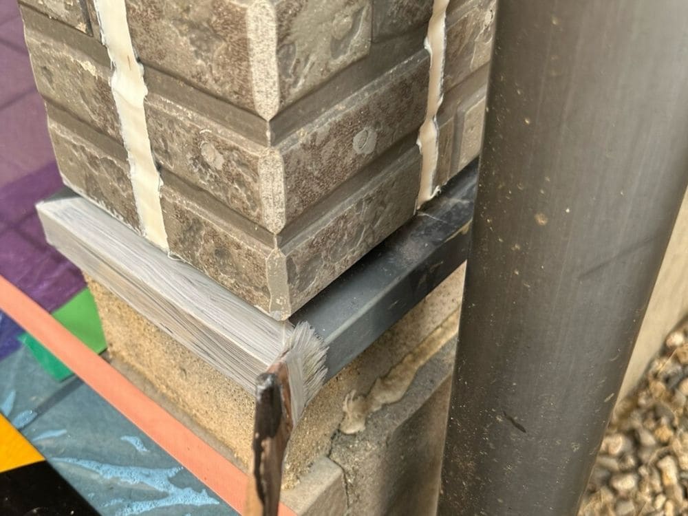 I様(奈良市藤方)_水切り(下塗り) 奈良市の外壁塗装をリペイント匠が施工した写真