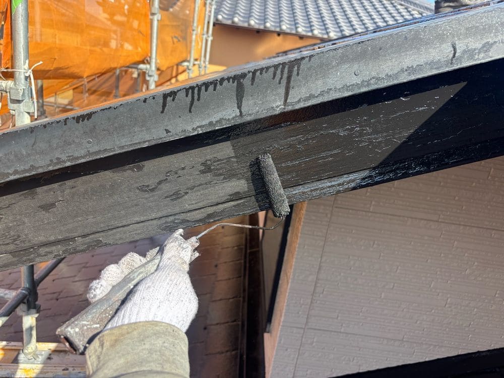 T様(生駒市)破風(上塗り) 生駒市の屋根塗装をリペイント匠が施工した写真