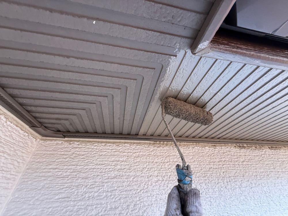 H様(生駒市)軒天_1回目 生駒市の外壁塗装をリペイント匠が施工した写真