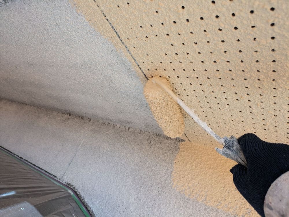 O様(津)軒天(中塗り) 奈良市の外壁塗装、屋根塗装をリペイント匠が施工した写真