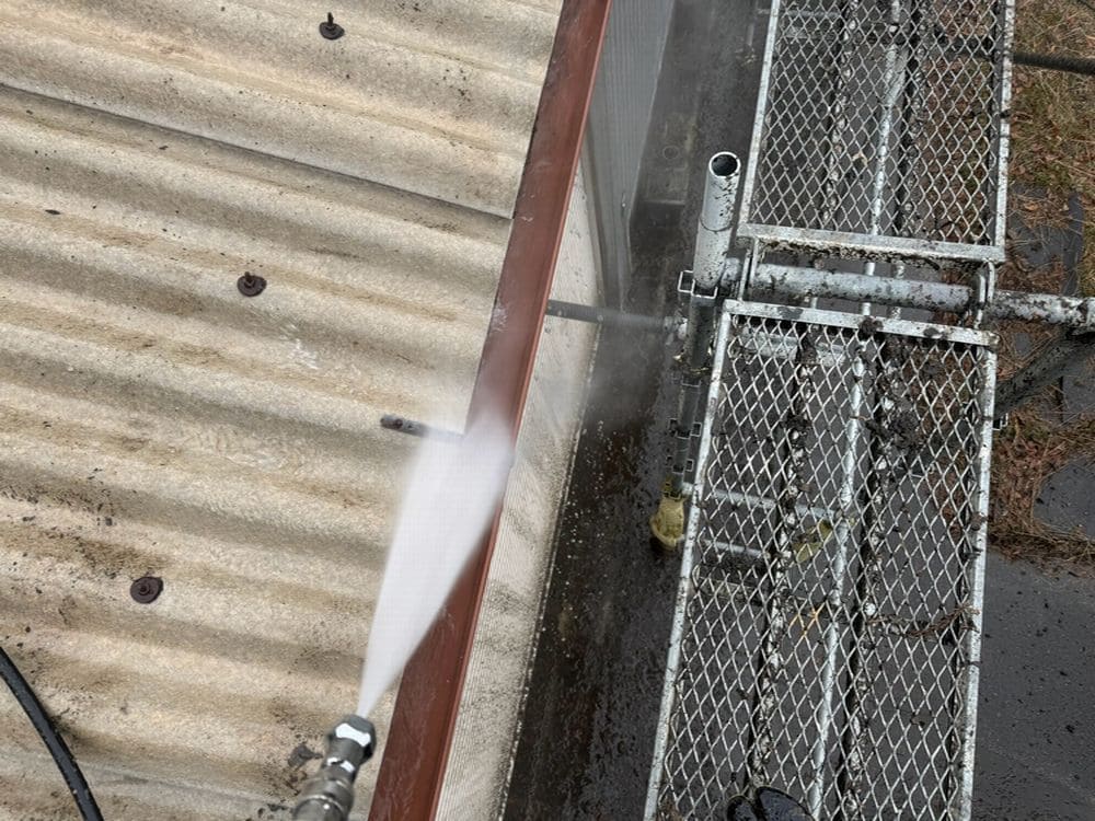H様(奈良市北勢町)高圧洗浄(樋中) 奈良市の外壁塗装、屋根塗装をリペイント匠が施工した写真