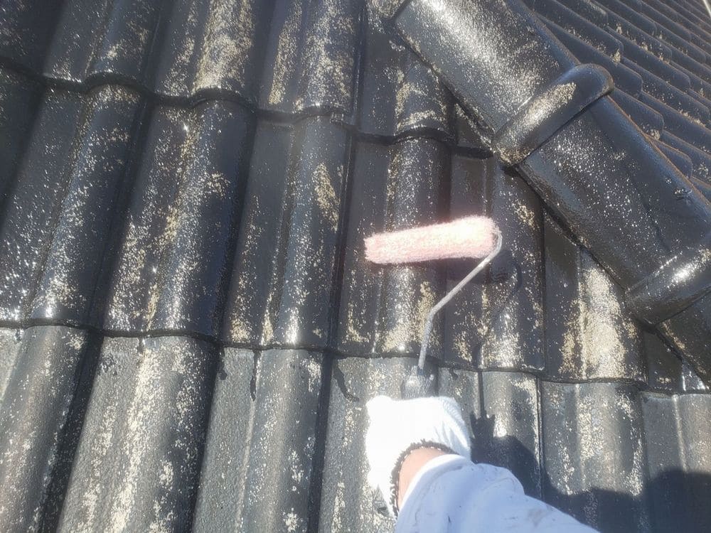 T様(生駒市)屋根_下塗り 生駒市の屋根塗装をリペイント匠が施工した写真