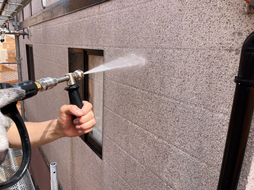 H様(鈴鹿)高圧洗浄(外壁) (2) 生駒市の外壁塗装、屋根塗装、防水工事をリペイント匠が施工した写真