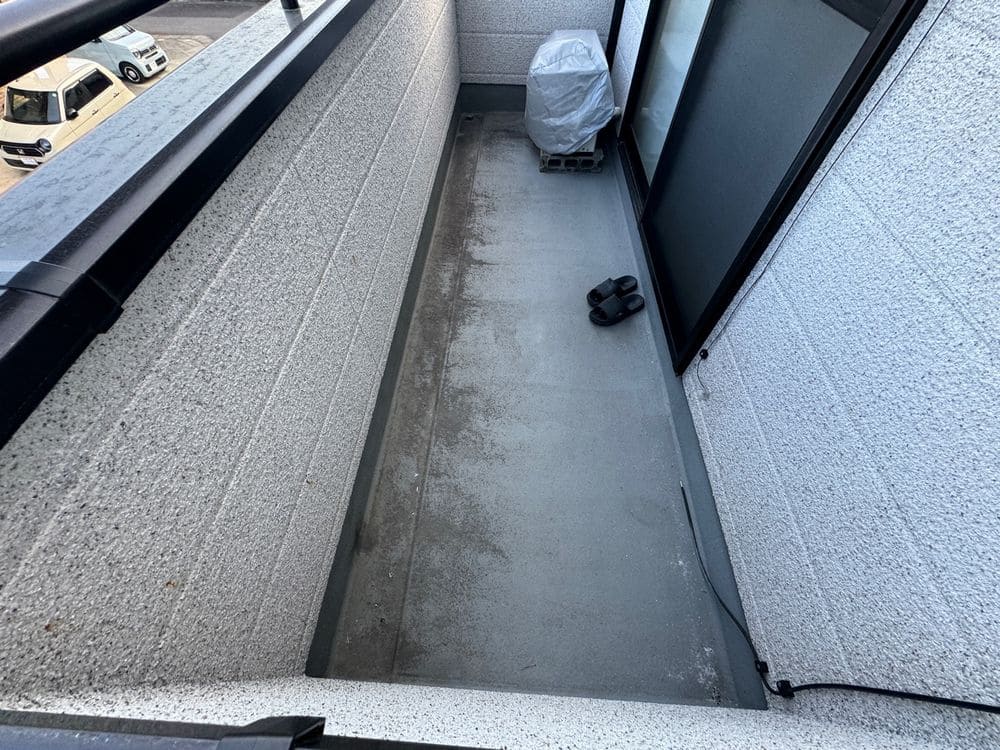 H様(鈴鹿)施工前防水 生駒市の外壁塗装、屋根塗装、防水工事をリペイント匠が施工した写真