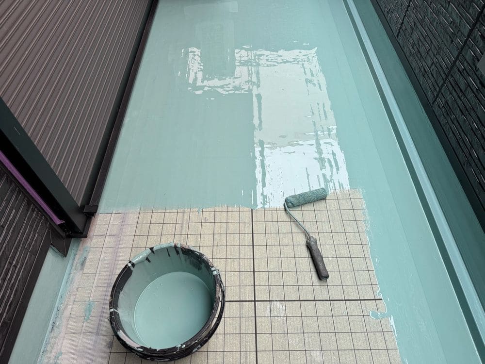 H様(津)防水(一層目) 奈良市の外壁塗装、防水工事をリペイント匠が施工した写真