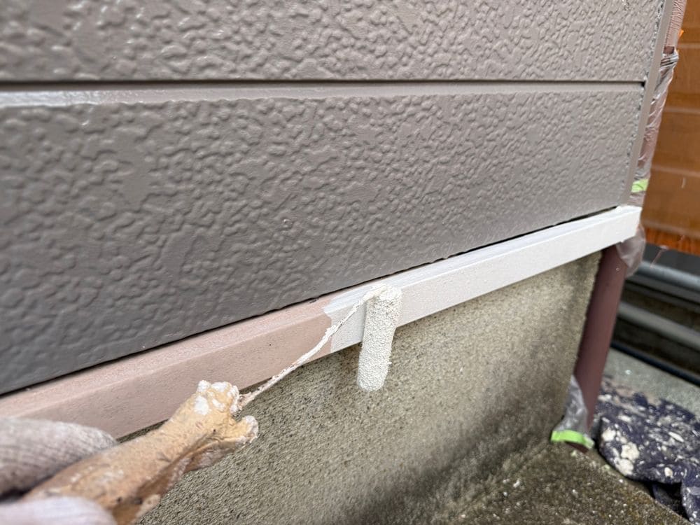 O様(志摩)水切り(下塗り) 奈良市の外壁塗装、屋根塗装、屋根工事、防水工事をリペイント匠が施工した写真