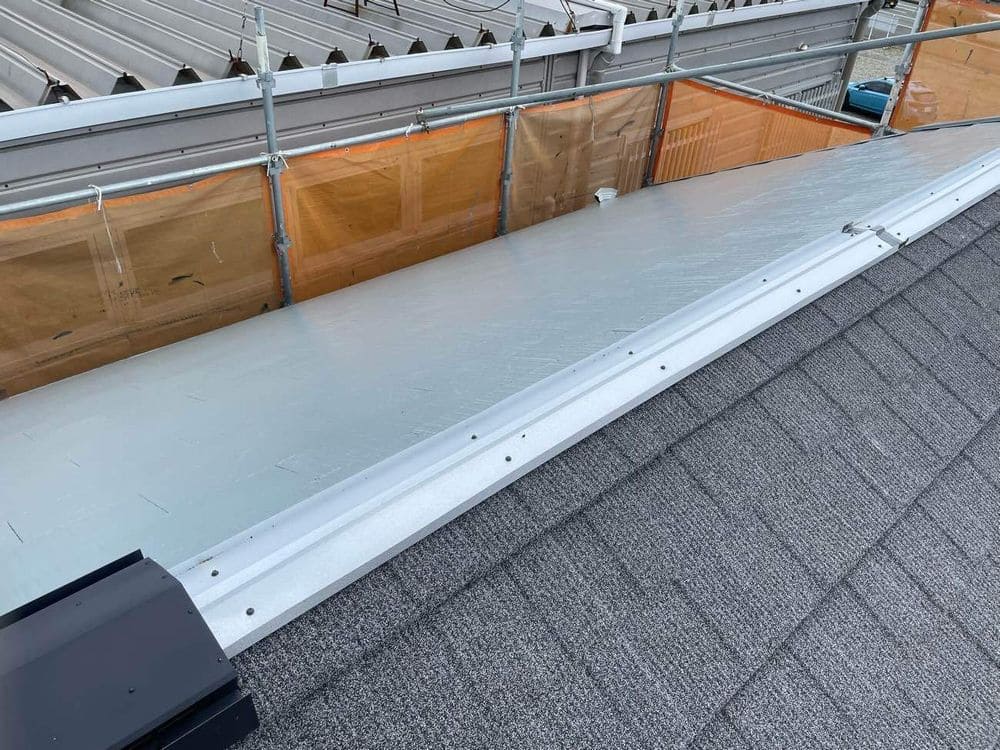 O様(志摩)棟板金(板金取付1) 奈良市の外壁塗装、屋根塗装、屋根工事、防水工事をリペイント匠が施工した写真