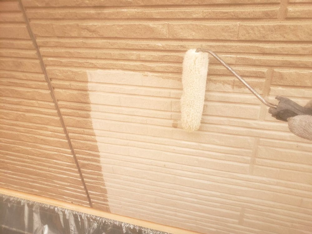 H様(鈴鹿)外壁_下塗り 生駒市の外壁塗装をリペイント匠が施工した写真