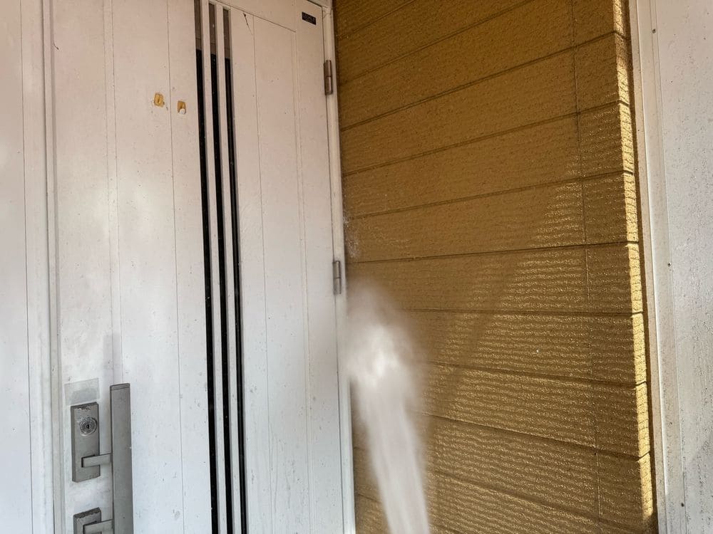T様(生駒市)外壁_高圧洗浄 生駒市の外壁塗装、屋根塗装をリペイント匠が施工した写真