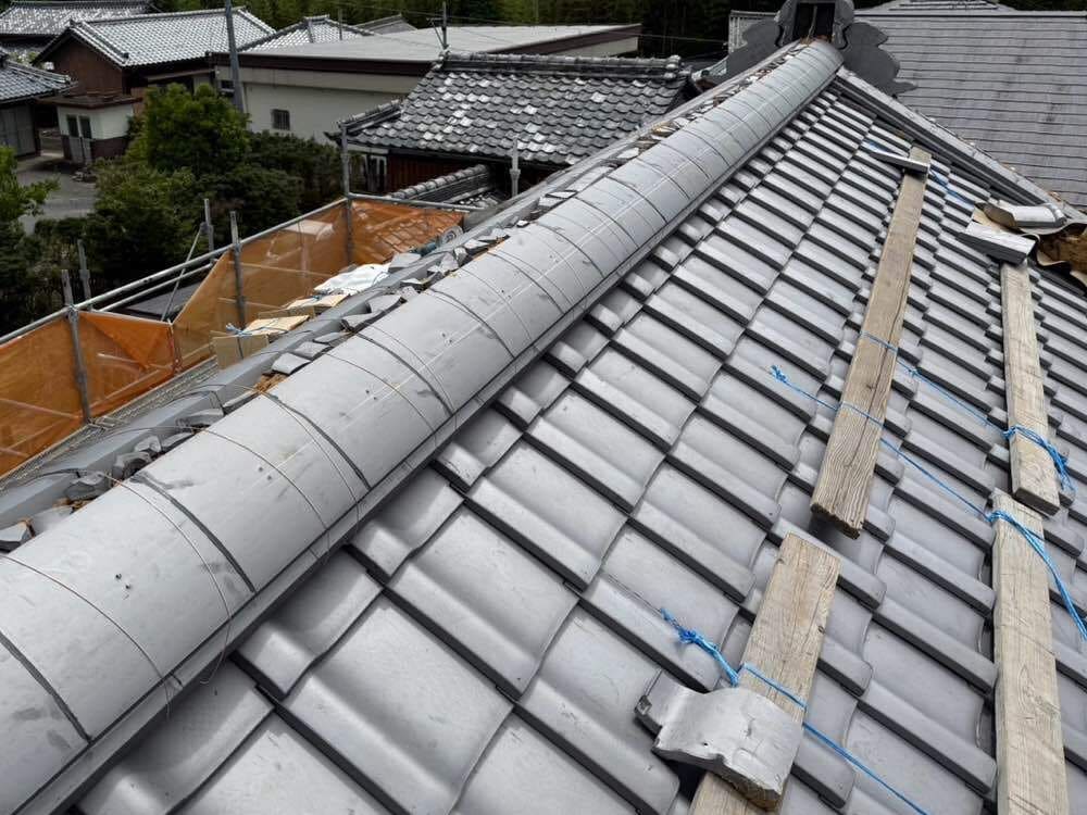 I様_亀山_大棟_施工中1 生駒市の屋根工事をリペイント匠が施工した写真