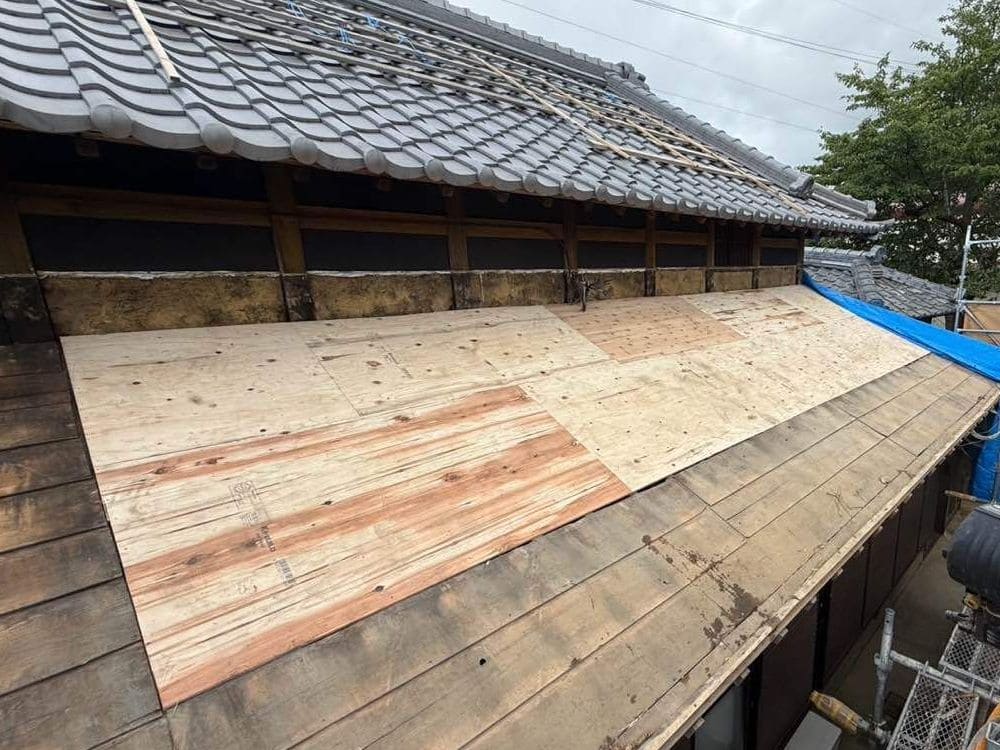 I様_亀山_大工工事_葺き替え時コンパネ貼り2 生駒市の屋根工事をリペイント匠が施工した写真