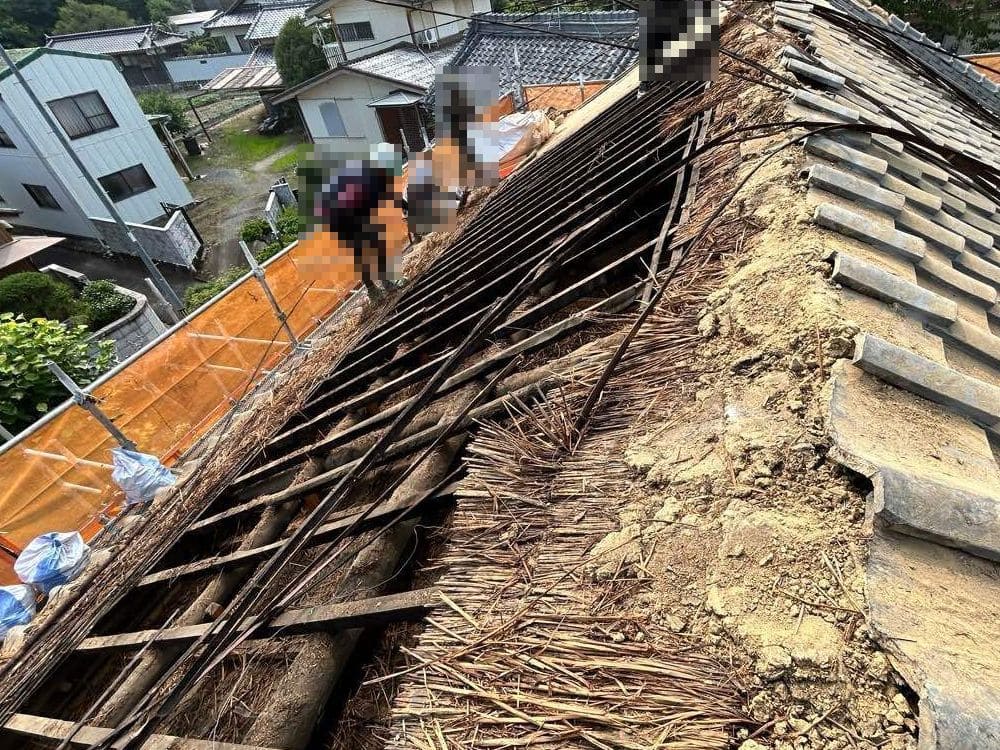 I様_亀山_大工工事_葺き替え時下地撤去 生駒市の屋根工事をリペイント匠が施工した写真
