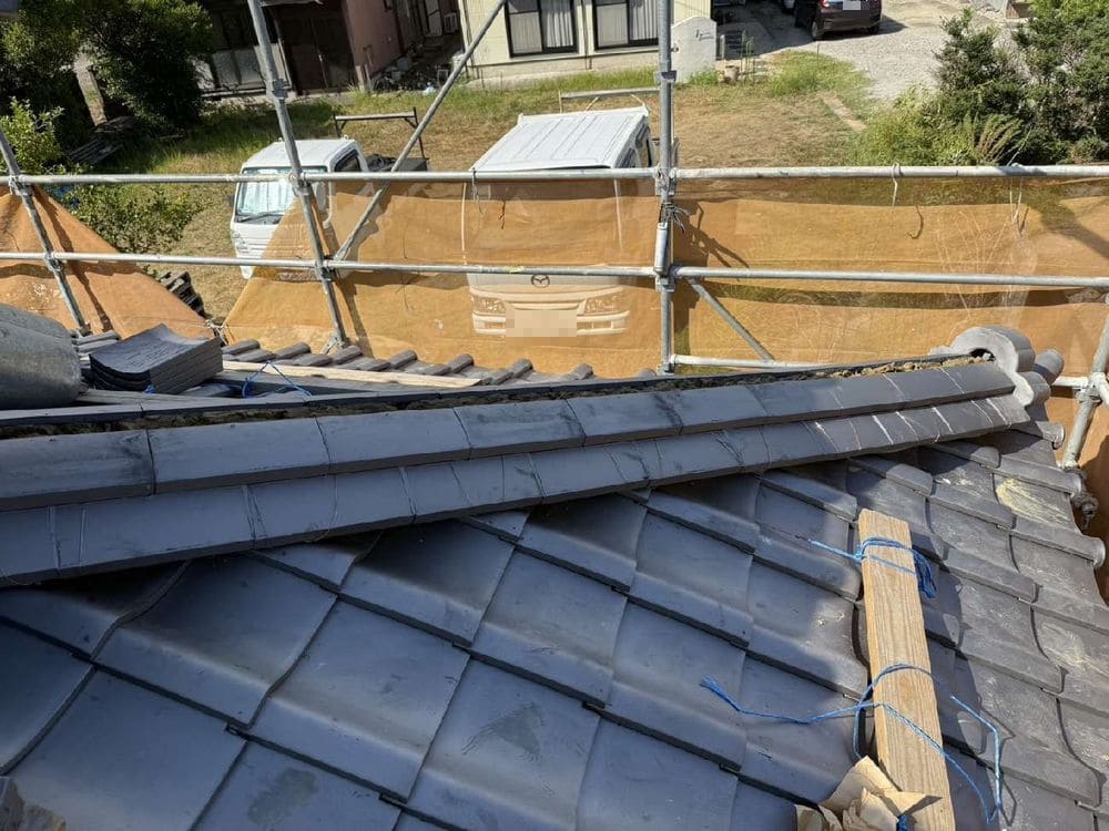 I様_亀山_隅棟設置中 生駒市の屋根工事をリペイント匠が施工した写真