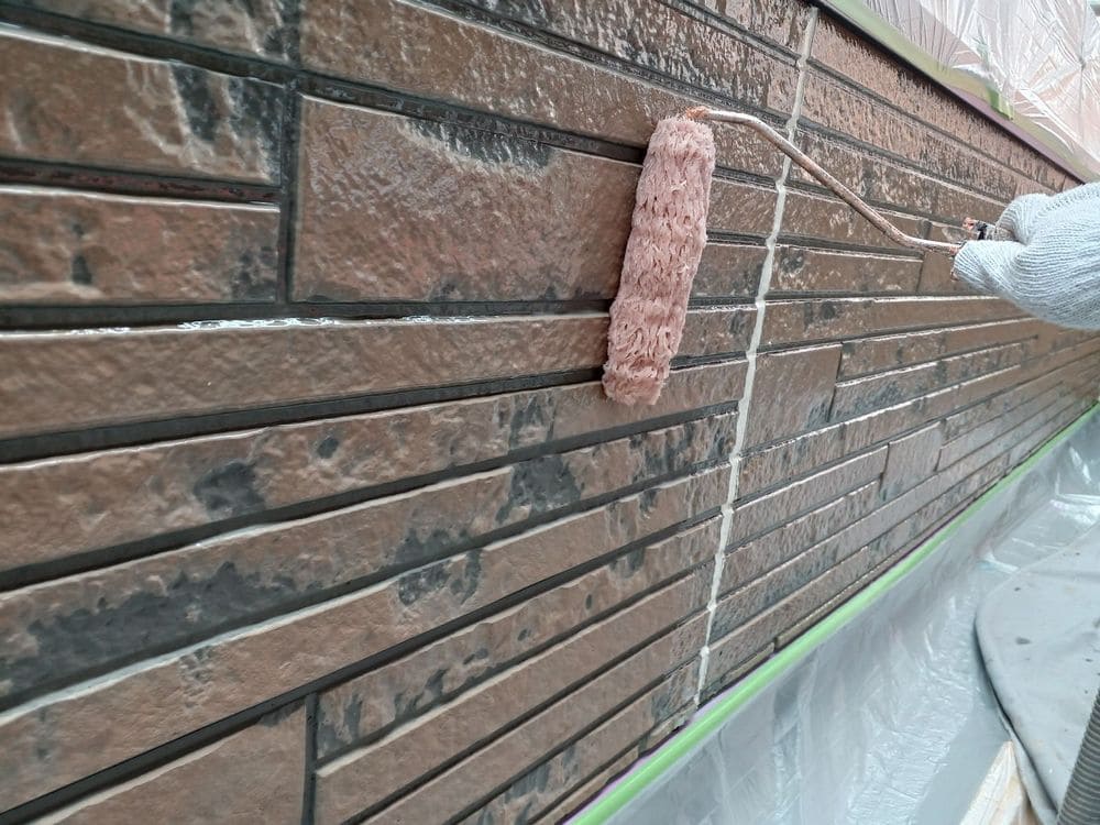 K様(奈良市北勢町)外壁(下塗り1) 奈良市の外壁塗装、防水工事をリペイント匠が施工した写真