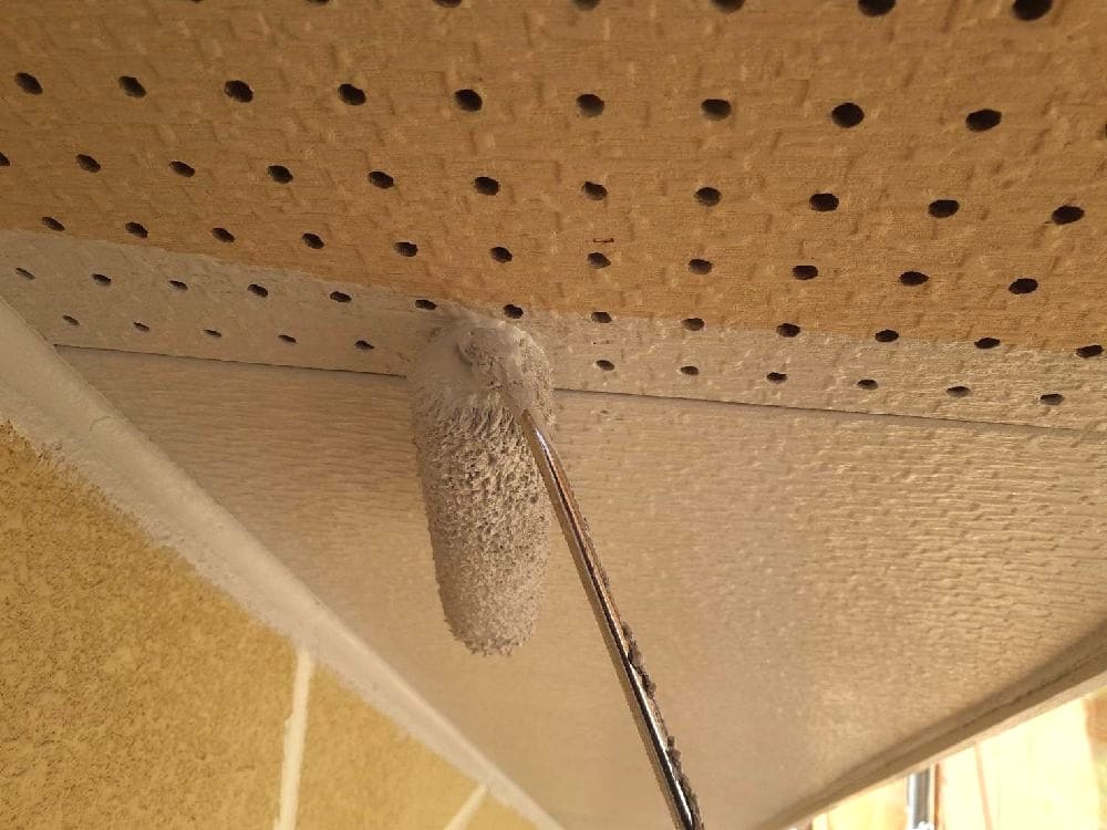 K様(津)軒天(中塗り) 奈良市の外壁塗装、屋根塗装、防水工事をリペイント匠が施工した写真