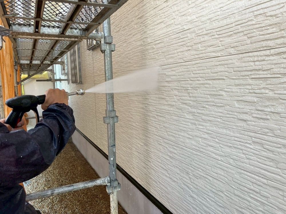 高圧洗浄(外壁) (2) 生駒市で外壁塗装をリペイント匠が施工した写真